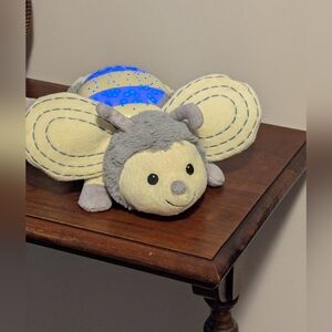 Cloud B Twilight Buddy. Bee  Plush Firefly Night Light Projector Toy.